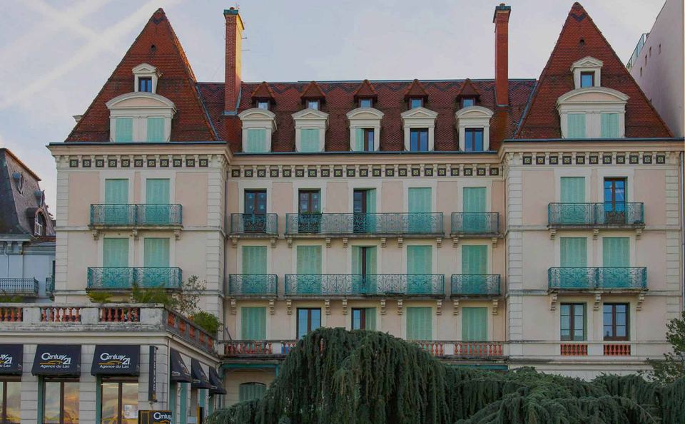 Façade Belle Époque de la résidence Le Beau Site, ancien grand hôtel du début des années 1900, sur le quai Baron de Blonay à Évian-les-Bains