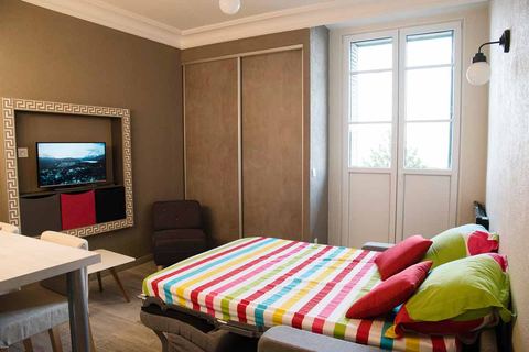 Canapé convertible ouvert en lit double de 140 cm avec draps fournis