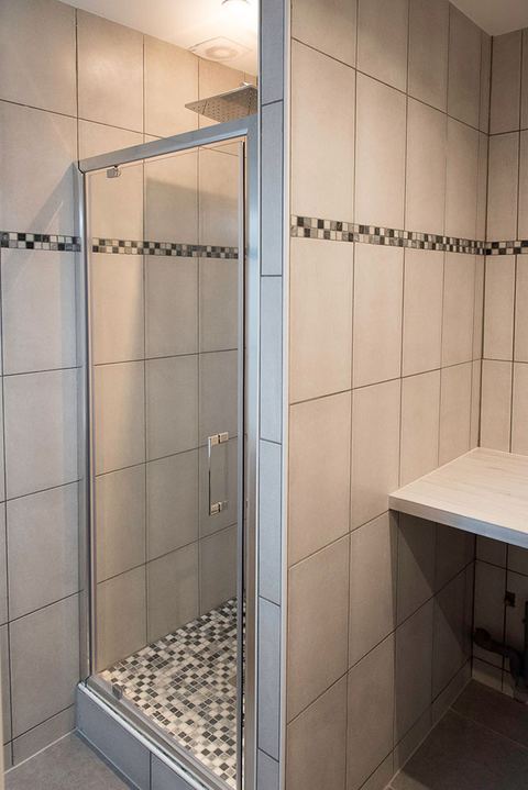 Cabine de douche vitrée et plan de toilette de la salle de bains