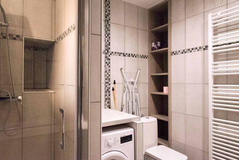 Salle de bains avec douche, lave-linge, WC et sèche-serviettes