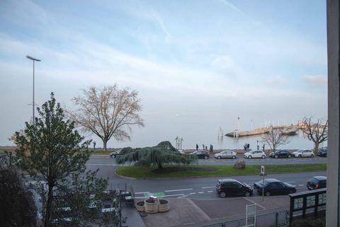 Vue depuis le studio sur le quai Baron de Blonay, le lac Léman et le débarcadère